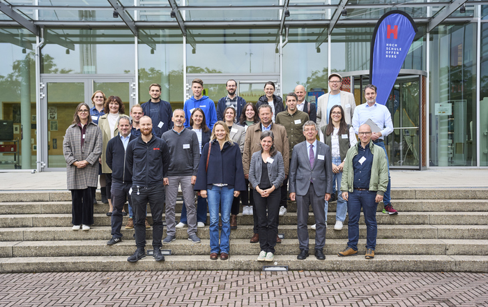 Gruppenfoto auf einer Treppe 