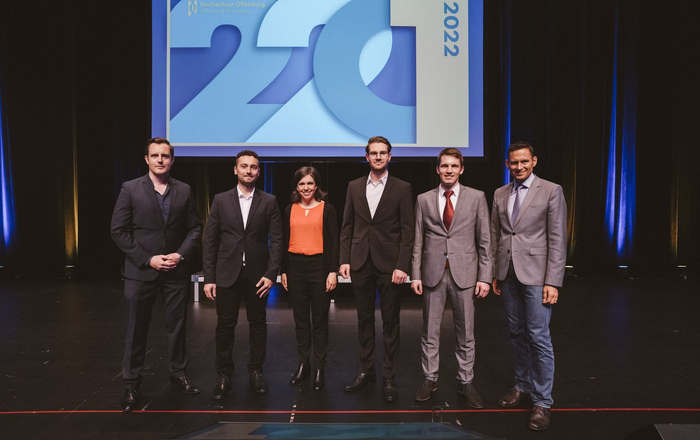 Foto der StudiumPLUS-Absolventen 2022 mit Vertretern von Hochschule, Beruflichen Schulen und Betrieb.
