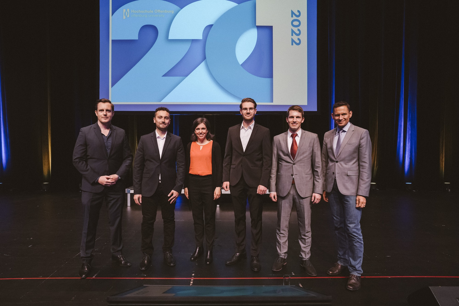 Foto der StudiumPLUS-Absolventen 2022 mit Vertretern von Hochschule, Beruflichen Schulen und Betrieb.